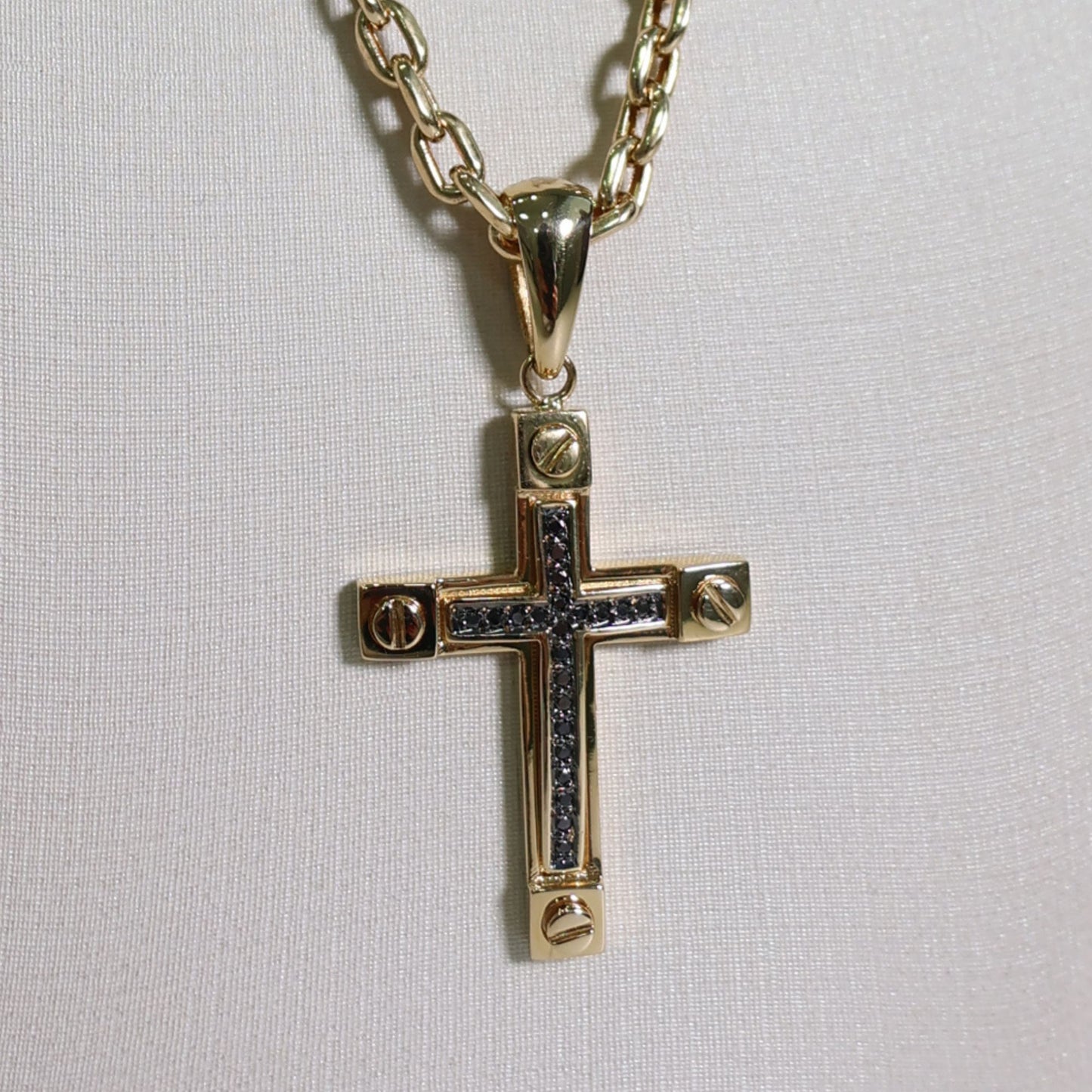 Imponente Corrente Cadeado 60cm + Crucifixo Cravejado com Zircônias Negras - em ouro 18k