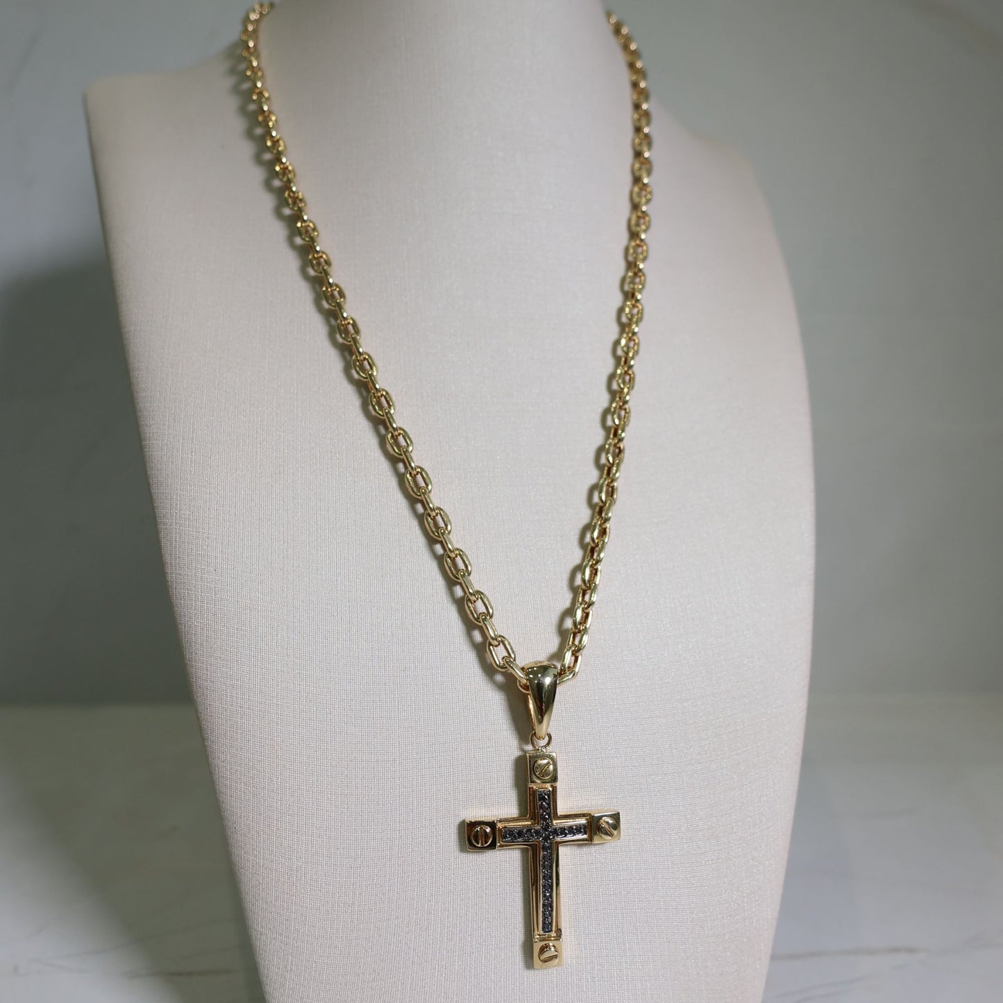 Imponente Corrente Cadeado 60cm + Crucifixo Cravejado com Zircônias Negras - em ouro 18k