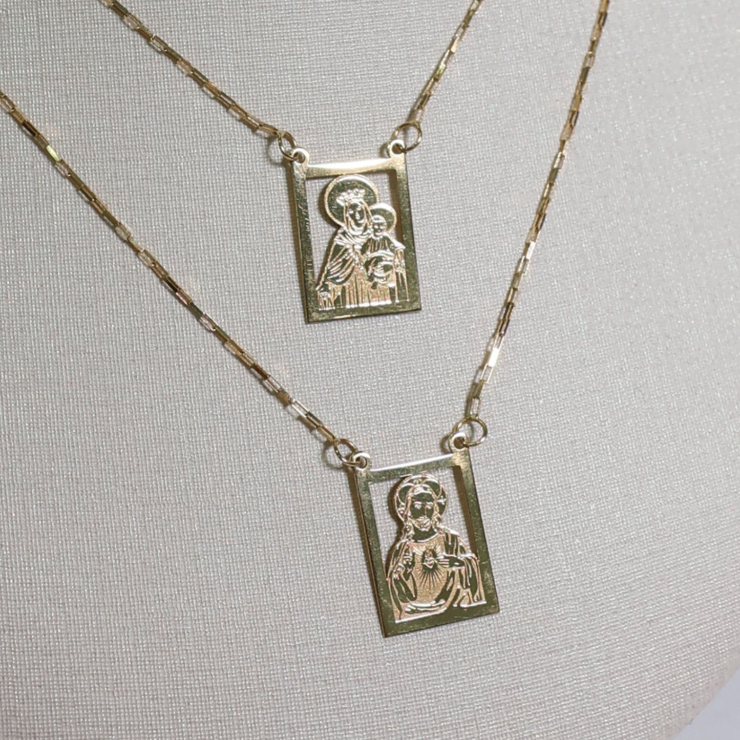 Escapulário Cartier 60cm em ouro 18k