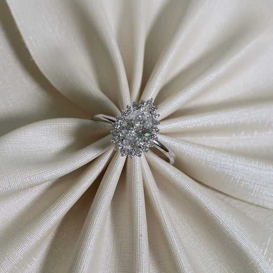 Anel Gota Cravejado Diamantes Lab em Ouro Branco 18k