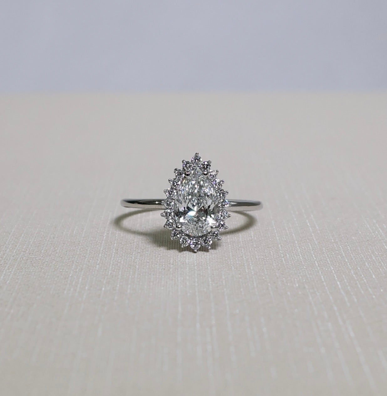 Anel Gota Cravejado Diamantes Lab em Ouro Branco 18k