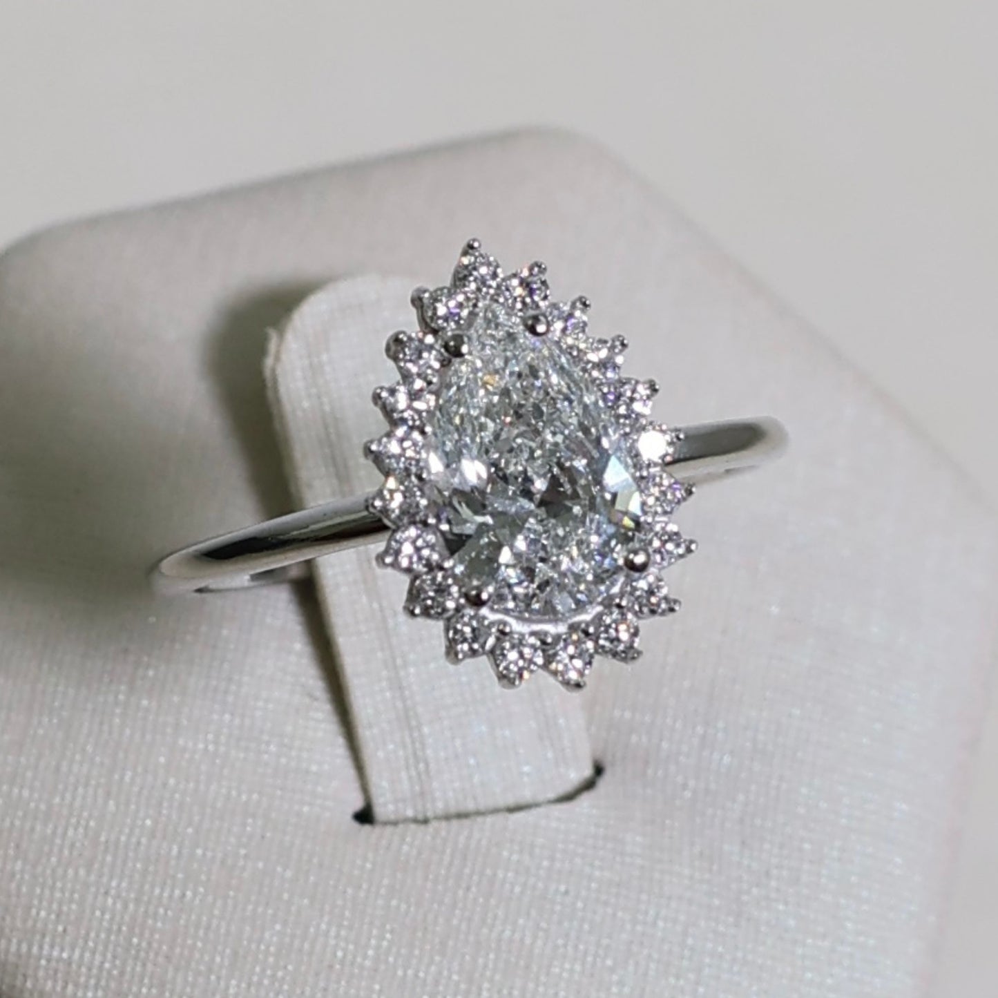 Anel Gota Cravejado Diamantes Lab em Ouro Branco 18k