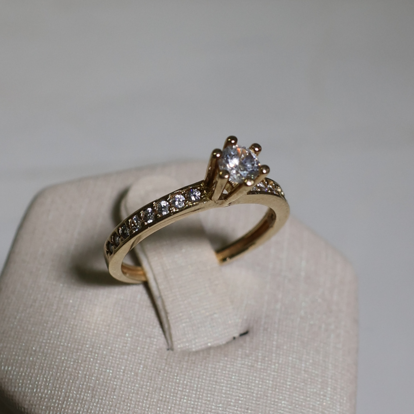 Anel Solitário Aro Cravejado AN1364