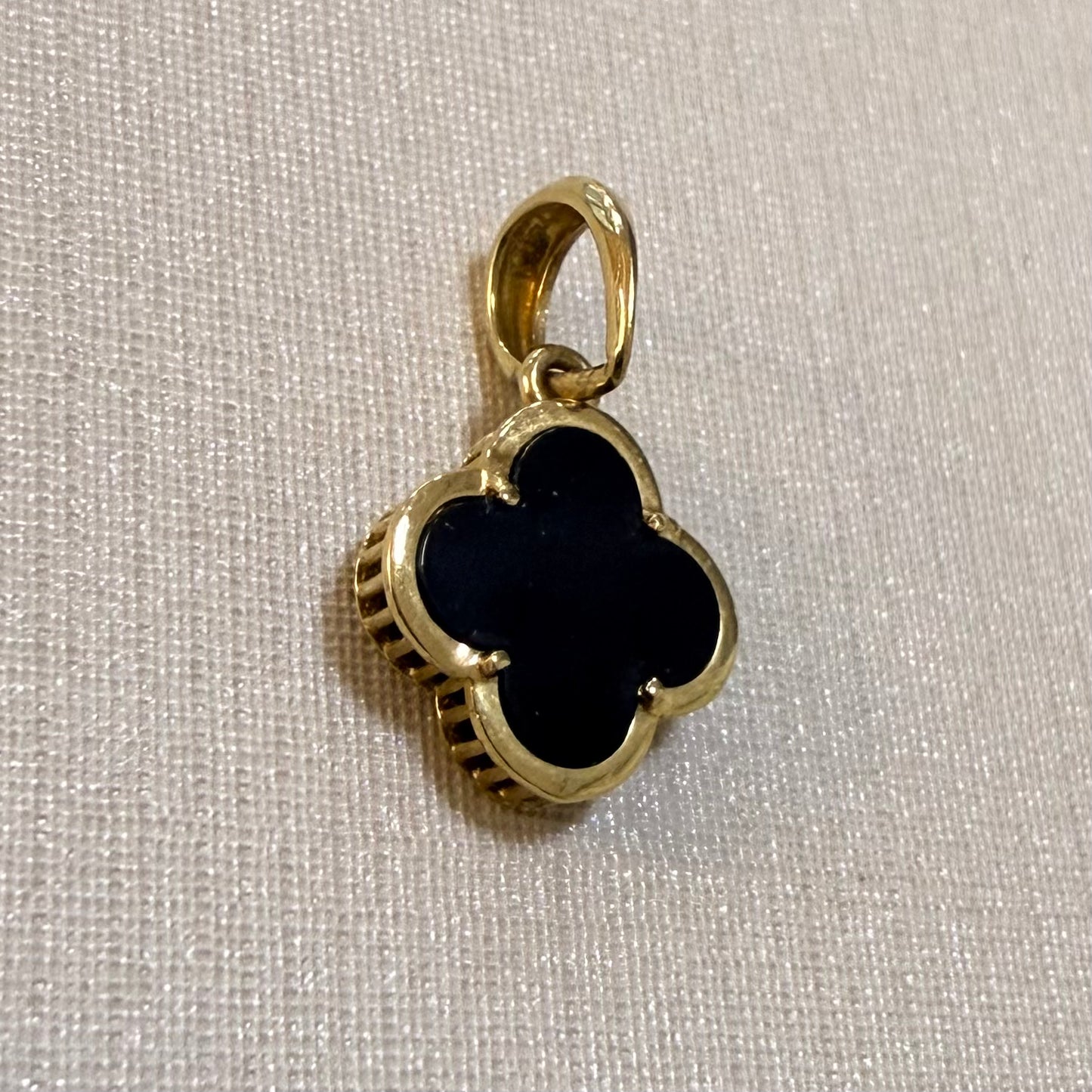 Pingente Trevo Negro em ouro 18k