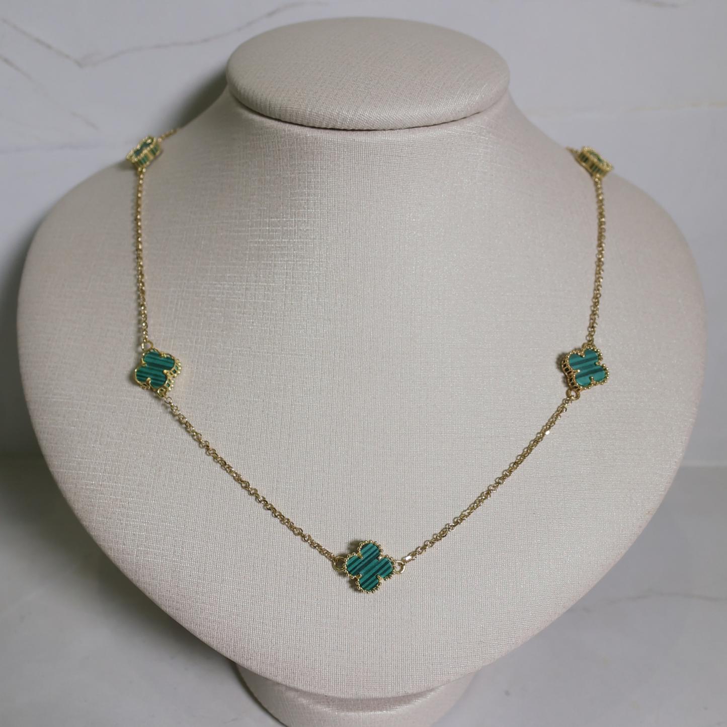 Colar 45cm Trevos com Pedra Natural Malaquita em ouro 18k